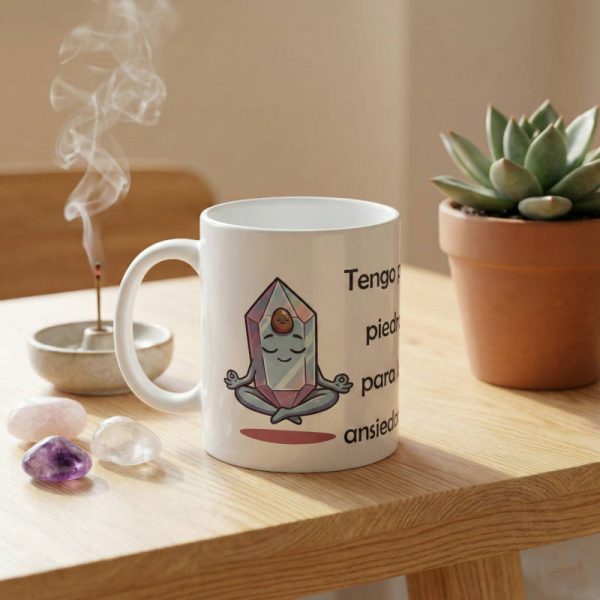 Taza divertida con frase: tengo una piedra para la ansiedad y otra más grande para tirársela a los pesados.